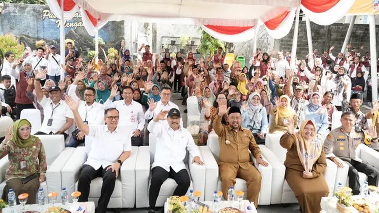Gus Ipul Bagikan CKG Kado Ulang Tahun dari Prabowo kepada 55 Lansia di Gresik