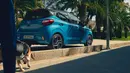 Bagian belakang Hyundai i10 juga bertemakan sporty layaknya bagian depan. Tema ini dipertegas oleh kehadiran roof spoiler dan warna atap hitam. Lampu mobil ini menggunakan bohlam halogen biasa dengan lampu mundur dan rear fog lamp di bagian bumper. Wiper belakang disematkan untuk memberikan visibilitas prima saat mundur. (Source: hyundai.co.uk)