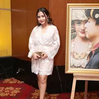 Demi hadir di hari bahagia sahabatnya tersebut, Prilly pun rela membatalkan urusan pribadinya. Diakuinya, momen bahagia ini sudah sejak lama ia nantikan, terlebih sejak keduanya melakukan sesi foto prewedding. (Nurwahyunan/Bintang.com)