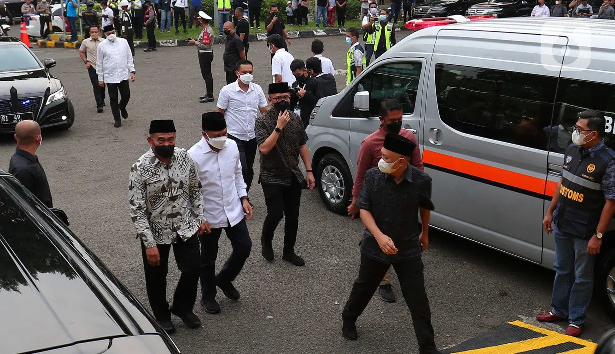 Menteri Koordinator Bidang Pembangunan Manusia dan Kebudayaan Muhadjir Effendy, Menteri Koperasi dan UKM Teten Masduki turut menghadiri penjemputan jenazah putra Ridwan Kamil, Emmeril Kahn Mumtadz atau Eril di bandara Soetta, Tangerang Minggu (12/6/2022).  (Liputan6.com/Angga Yuniar)