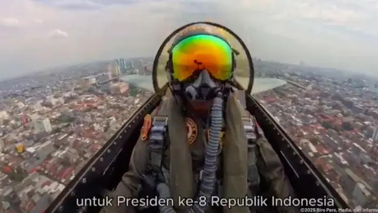Delapan Jet Tempur F-16 Fighting Falcon Lakukan Manuver Khusus untuk Presiden Prabowo Subianto