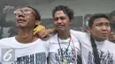 Sejumlah warga menangis saat Sanggar Saung Merdeka Ciliwung Bukit Duri digusur, Jakarta, Rabu (28/9). Padahal saat kampanye, Jokowi-Ahok berjanji tidak akan menggusur kawasan Ciliwung melainkan akan membangun kampung deret. (Liputan6.com/Yoppy Renato)