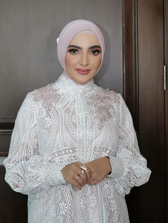 Lengkapi tampilannya, Ashanty kenakan hijab berwarna soft pink. Senada dengan makeup soft glam-nya [@ashanty_ash]