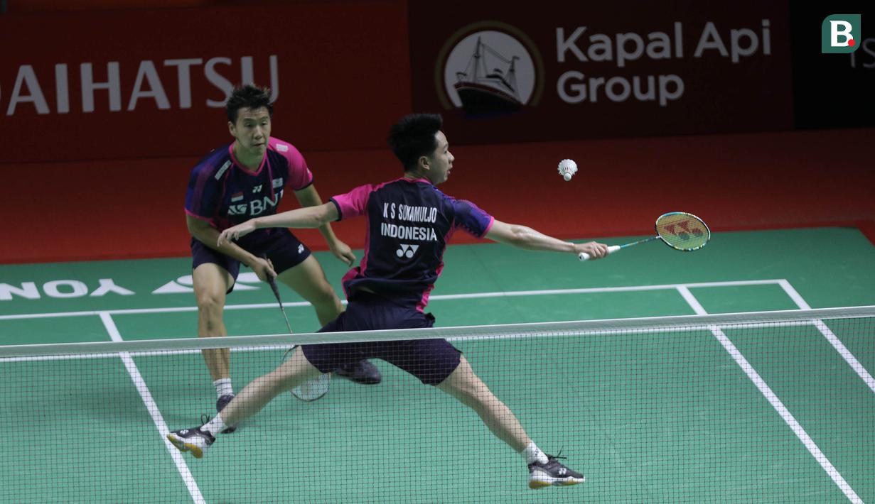 Di nomor ganda putra, Indonesia meloloskan dua pasangan ke semifinal, Marcus Fernaldi Gideon/Kevin Sanjaya Sukamuljo dan Fajar Alfian/Muhammad Rian Ardianto. The Minions sebagai unggulan pertama lolos usai menang rubber game atas ganda putra Malaysia unggulan ke-8, Goh Sze Fei/nur Izzuddin. Di semifinal Marcus/kevin akan menantang pasangan muda Cina, Liang wei Keng/Wang Chang. (Bola.com/Ikhwan Yanuar)