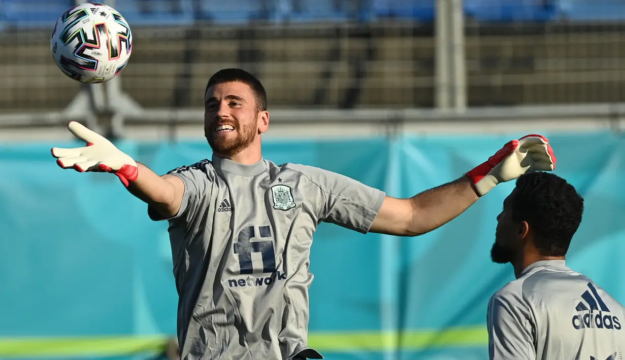 Kiper timnas Spanyol Unai Simon (kiri) dan Robert Sanchez menghadiri sesi latihan di Stadion Petrovsky di Saint Petersburg, Rabu (30/6/2021). Pertandingan antara Swiss vs Spanyol pada babak perempat final Euro 2020 akan digelar Jumat, 02 Juli 2021 di Krestovsky Stadium. (Kirill KUDRYAVTSEV/AFP)