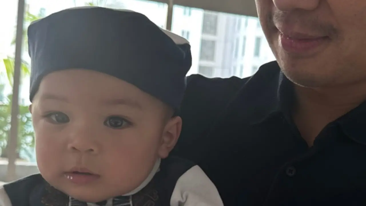 Potret Baby Izz mengenakan busana muslim. (Foto: Instagram Stories/nikitawillyofficial94)