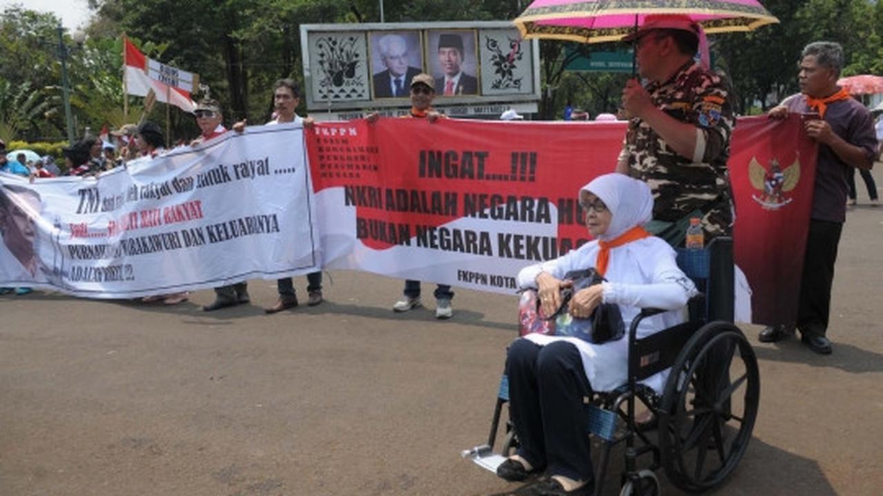 Pakai kursi roda, para veteran demo tolak RPP rumah negara