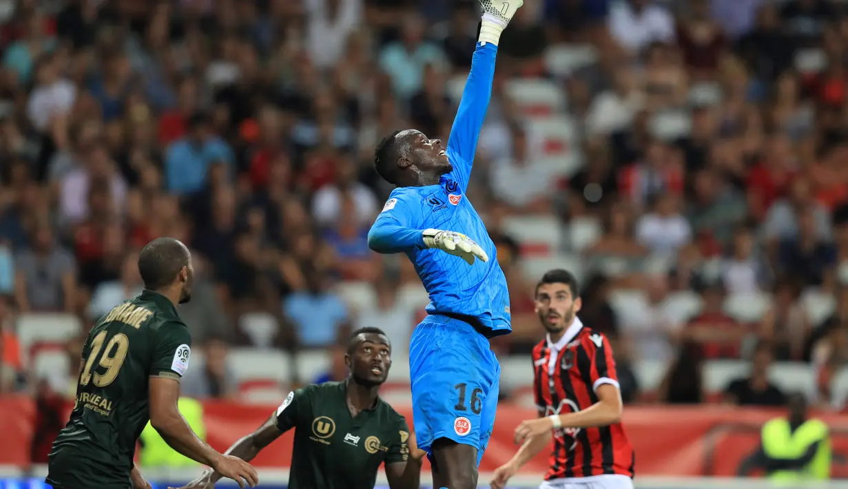 Kiper Rennes, Edouard Mendy melakukan penyelamatan saat bertanding melawan Nice pada pertandigan L1 Prancis di stadion "Allianz Riviera" di Nice, Prancis pada 11 Agustus 2018. (AFP/Valery Hache)