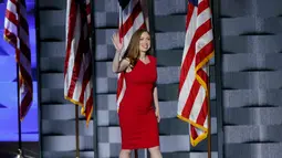 Chelsea Clinton berjalan menuju podium sebelum berbicara pada penutupan Konvensi Nasional Partai Demokrat di Philadelphia, AS, Kamis (28/7). Chelsea merupakan putri tunggal dari mantan Presiden AS, Bill Clinton dan Hillary Clinton. (REUTERS/Mike Segar)