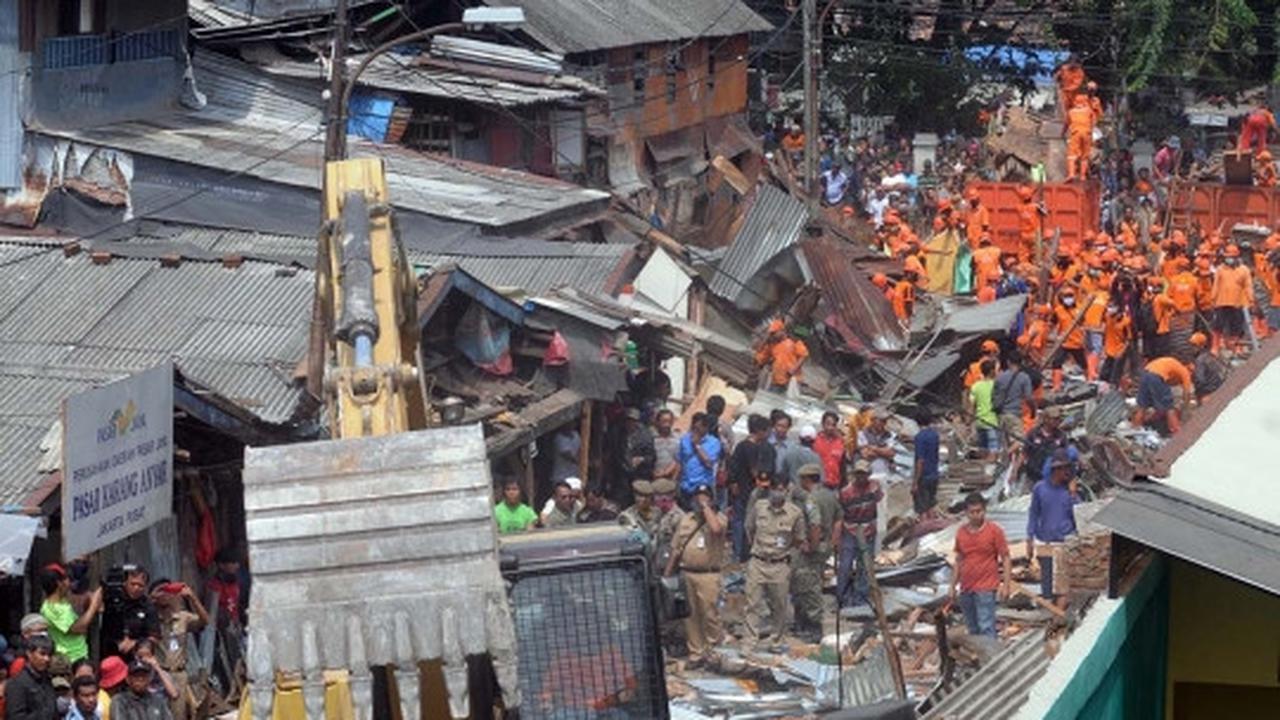 Tanggulangi banjir, 216 lapak di Pasar Karang Anyar dibongkar