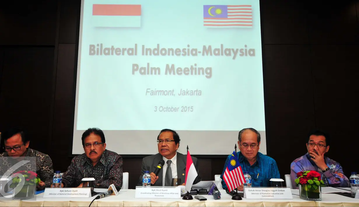 Menko Maritim, Rizal Ramli (tengah) memberikan keterangan saat konpres di Jakarta, Sabtu (3/10/2015). Pemerintah Indonesia bersama Pemerintah Malaysia sepakat membentuk organisasi kelapa sawit. (Liputan6.com/Helmi Afandi)