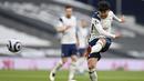 Penyerang Tottenham Hotspur, Son Heung-min, melepaskan tendangan saat melawan Sheffield United pada laga Liga Inggris di London, Minggu (2/5/2021). Tottenham menang dengan skor 4-0. (Justin Setterfield/Pool via AP)