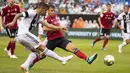 Aksi pemain Juventus, Joao Cancelo (kiri) melepaskan tembakan ke gawang Bayern Munchen pada laga International Champions Cup 2018 di Lincoln Financial Field, Philadelphia, (25/7/2018). Juventus menang 2-0. (AP/Chris Szagola)