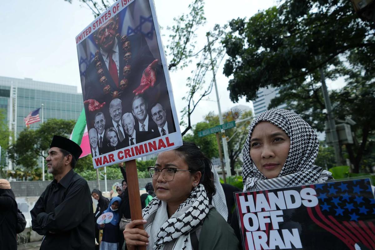 FOTO: Massa Aksi di Kedubes Amerika Serikat Mengecam Serangan ke Iran