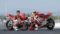 Dua pebalap Indonesia, Andi Gilang dan Dimas Ekky Pratama, melakukan wawancara khusus yang dirilis di situs resmi MotoGP. (MotoGP.com)