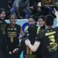 Pemain Gresik Petrokimia Pupuk Indonesia Hany Budiarti (kiri) dan rekan-rekannya berselebrasi dalam pertandingan seri ketiga putaran dua final four PLN Mobile Proliga 2023 melawan Jakarta BIN di GOR Sritex Arena, Solo, Sabtu, 11 Maret 2023. (foto: Proliga)