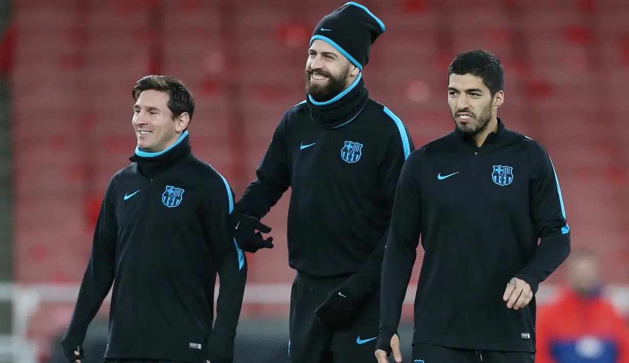 (ki-ka) Lionel Messi, Gerard Pique, Luis Suarez berbincang saat sesi latihan di Emirates Stadium, Inggris, (23/2). Barcelona akan bertanding melawan Arsenal di leg pertama 16 besar Liga Champions. (Reuters/Matius Childs)