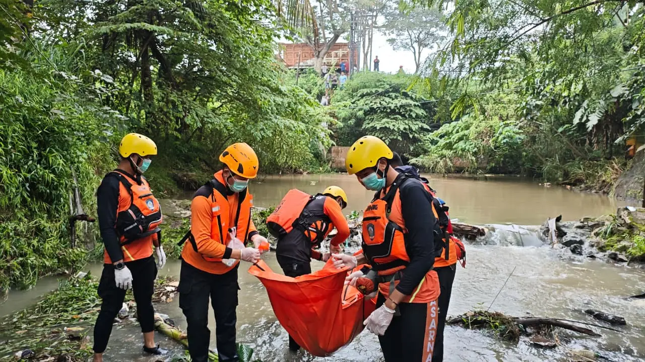 Proses evakuasi jasad bocah 10 tahun yang hanyut saat banjir melanda Kota Bandar Lampung (Istimewa)