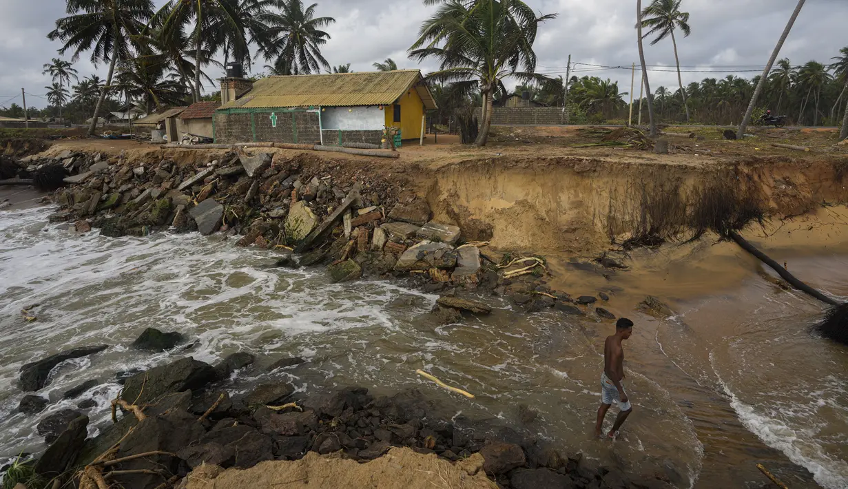 Puluhan juta orang di Asia Selatan, yang merupakan salah satu wilayah terpadat di dunia, tinggal di sepanjang garis pantai dan rentan terhadap peristiwa cuaca ekstrem. (AP Photo/Eranga Jayawardena)