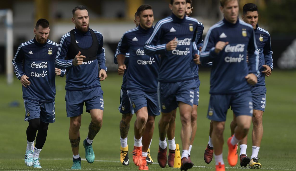 Pemain Argentina, Lionel Messi (kiri) melakukan pemanasan bersama rekan setimnya saat sesi latihan jelang laga kualifikasi Piala Dunia 2018 di Ezeiza, Buenos Aires, (3/10/2017).  Argentina akan melawan Peru pada 6 oktober 2017. (AFP/Juan Mabromata)