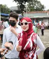 Tak ketinggalan kacamata hitam  khas ibu-ibu sosialita tutut mempermanis penampilan Venna. [Foto: KLY/Bayu Herdianto]