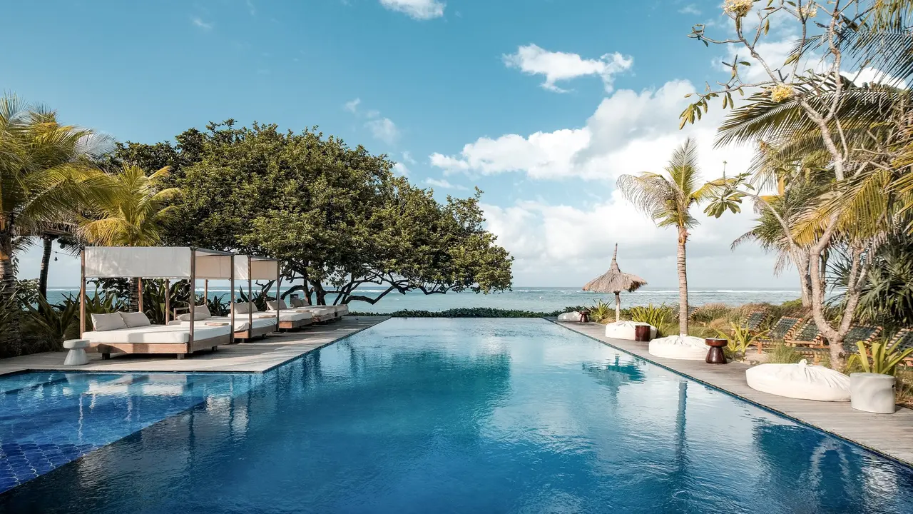 Bersantai di ‘Surga’ Dunia Amber Lombok Beach Resort, Tawarkan Keindahan Pemandangan Bukit dan Pantai