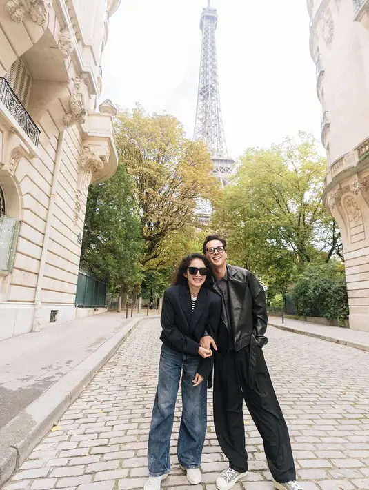 Tampilan kasual Ussy ditutup dengan sneakers putih dan kacamata hitam [@ussypratama]