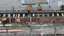 Aktivitas pekerja saat menyelesaikan Jalur 5A Light Rail Transit (LRT) Kelapa Gading-Velodrome, Jakarta, Kamis (19/4). Progres pembangunan Jalur 5A LRT Kelapa Gading-Velodrome telah mencapai 70 persen. (Merdeka.com/Iqbal Nugroho)