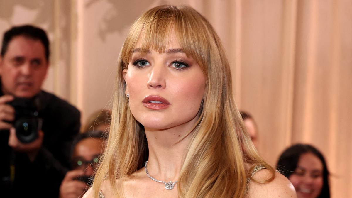 Jennifer Lawrence Kejutkan Karpet Merah Golden Globes 2026, Seksi dengan Gaun Transparan