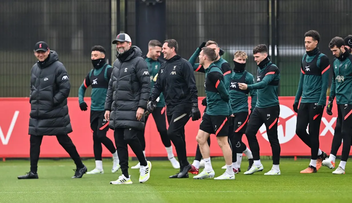 Manajer Liverpool Jurgen Klopp tiba bersama para pemainnya untuk sesi latihan jelang melawan Benfica pada pertandingan leg kedua perempat final Liga Champions di tempat latihan Liverpool FC di Liverpool, Inggris, 12 April 2022. Liverpool. (Paul ELLIS/AFP)