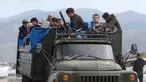 Warga etnis Armenia dari Nagorno-Karabakh mengendarai truk dalam perjalanan ke Kornidzor di wilayah Syunik, Armenia, 26 September 2023. Ribuan penduduk Nagorno-Karabakh meninggalkan rumah mereka setelah operasi militer cepat Azerbaijan untuk merebut kembali kendali atas wilayah yang memisahkan diri tersebut setelah konflik separatis selama tiga dekade. (Stepan Poghosyan, Photolure photo via AP)