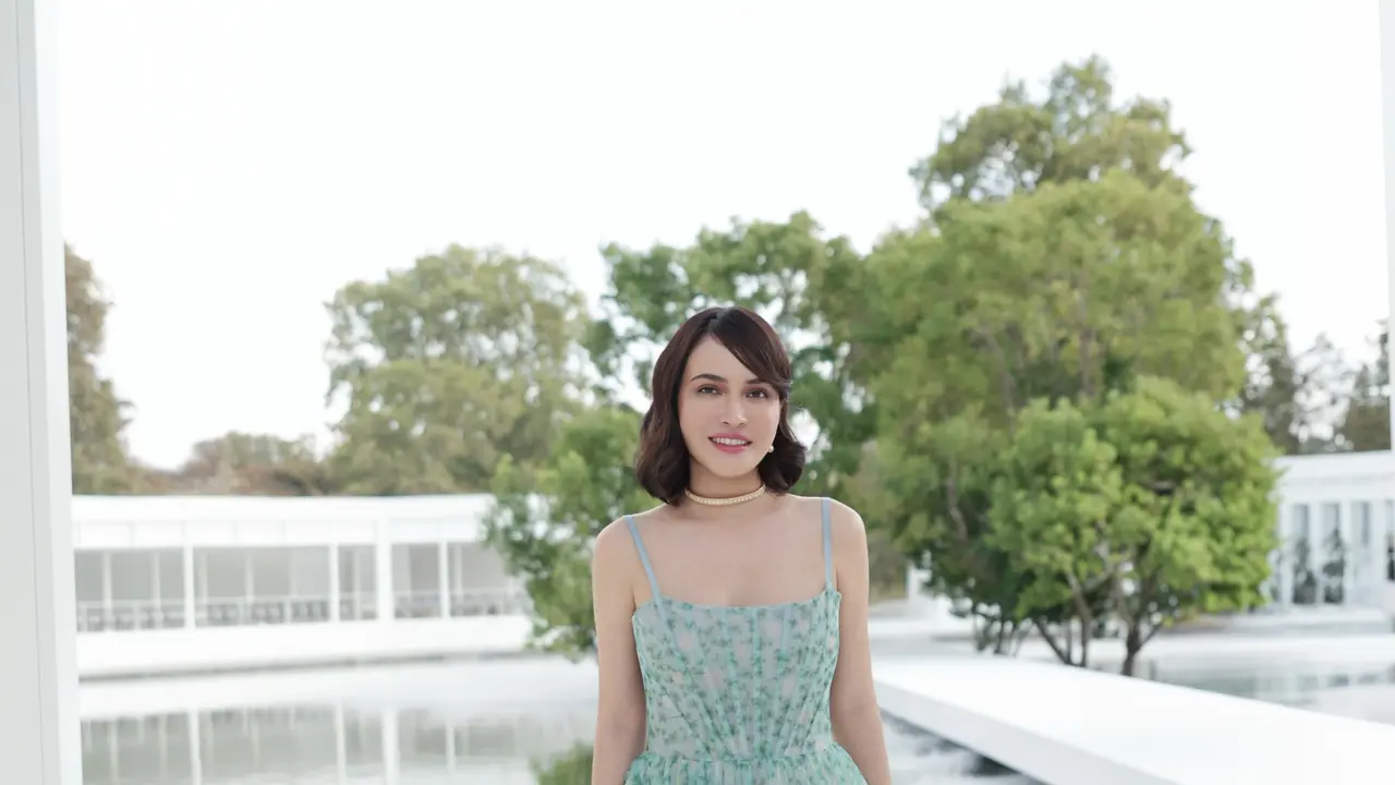 Shandy Aulia Hadir di Paris Fashion Week dengan Summer Look, Abadikan Momen dengan Rihanna dan Miranda Kerr