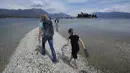 Pengunjung tidak lagi membutuhkan perahu untuk mencapai pulau di Italia ini karena alam telah menciptakan jalan setapak untuk mereka. (AP Photo/Luca Bruno)