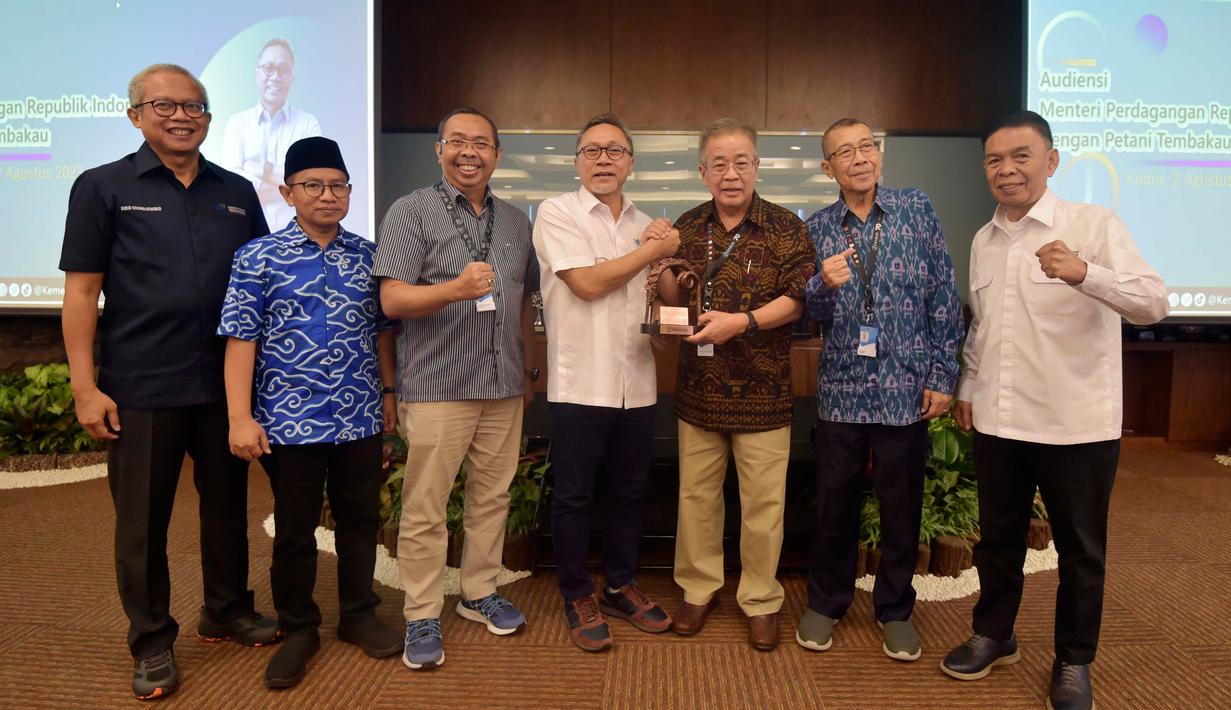 Menteri Perdagangan Zulkifli Hasan (tengah) foto bersama saat melakukan pertemuan dengan petani tembakau di Kudus, Jawa Tengah, Rabu (2/8/2023). Pada pertemuan tersebut, Zulkifli Hasan menyampaikan bahwa pemerintah akan terus melindungi kesejahteraan petani tembakau dan cengkih di dalam negeri agar tetap berkembang. (Foto: Kementerian Perdagangan RI)