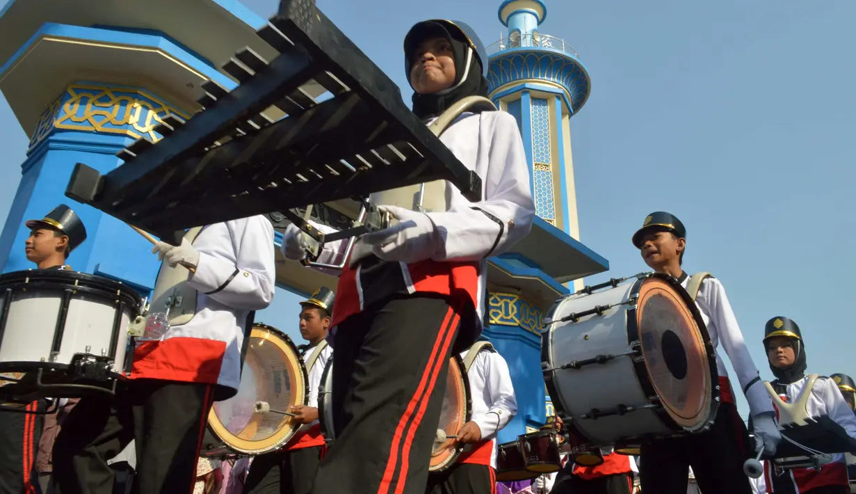 Peserta pawai Tahun Baru Islam melintas di depan Masjid Baitul Hakim Kota Madiun, Jatim, Sabtu (25/10/2014). (Antara Foto/Siswowidodo)