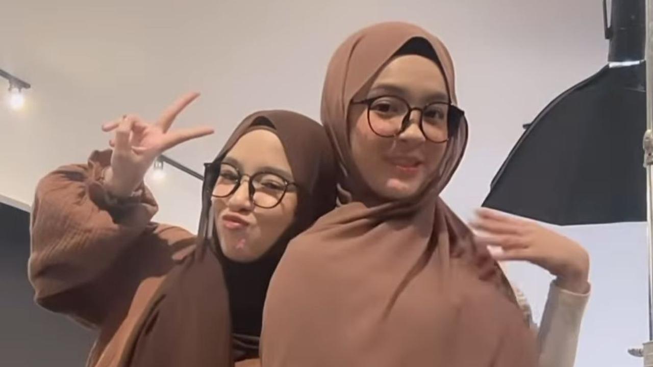 Potret Eca Aura saat memperlihatkan hijab dari Nissa Sabyan. Tampak Eca makin cantik tampil dalam balutan busana hijab.<br>