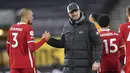 Manajer tim Liverpool, Jurgen Klopp bersama gelandang Fabinho merayakan kemenangan 1-0 atas Wolverhampton Wanderers usai berakhirnya laga lanjutan Liga Inggris 2020/2021 pekan ke-28 di Molineux Stadium, Senin (15/3/2021). (AP/Paul Ellis/Pool)