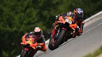 Pembalap KTM, Brad Binder, berhasil menjadi juara pada balapan MotoGP Republik Ceska yang berlangsung di Sirkuit Brno, Minggu (9/8/2020) malam WIB. (AFP/Joe Klamar)