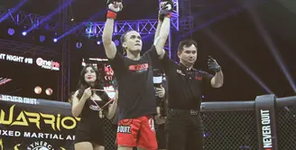 Randy Pangalila, ternyata tidak hanya bikin meleleh para wanita karena suaranya yang merdu serta parasnya yang tampan. Namun baru-baru ini, ia juga menjadi sorotan karena aksinya di atas ring tarung bebas. (Instagram/randpunk)