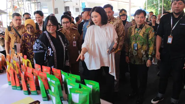 Wamen Veronica Tan bertemu ratusan pengusaha UMKM di Cilacap yang tergabung sebagai nasabah PNM Mekaar.