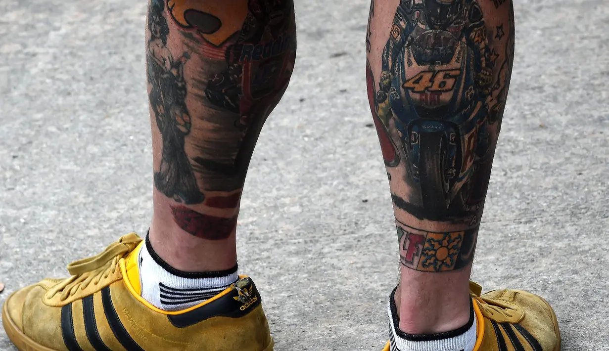 Seorang fans dari pebalap MotoGP, Valentino Rossi, menunjukan tatto yang bergambar idolanya saat GP Malaysia di Sirkuit Sepang, Malaysia, Jumat (28/10/2016). (AFP/Manan Vatsyayana)