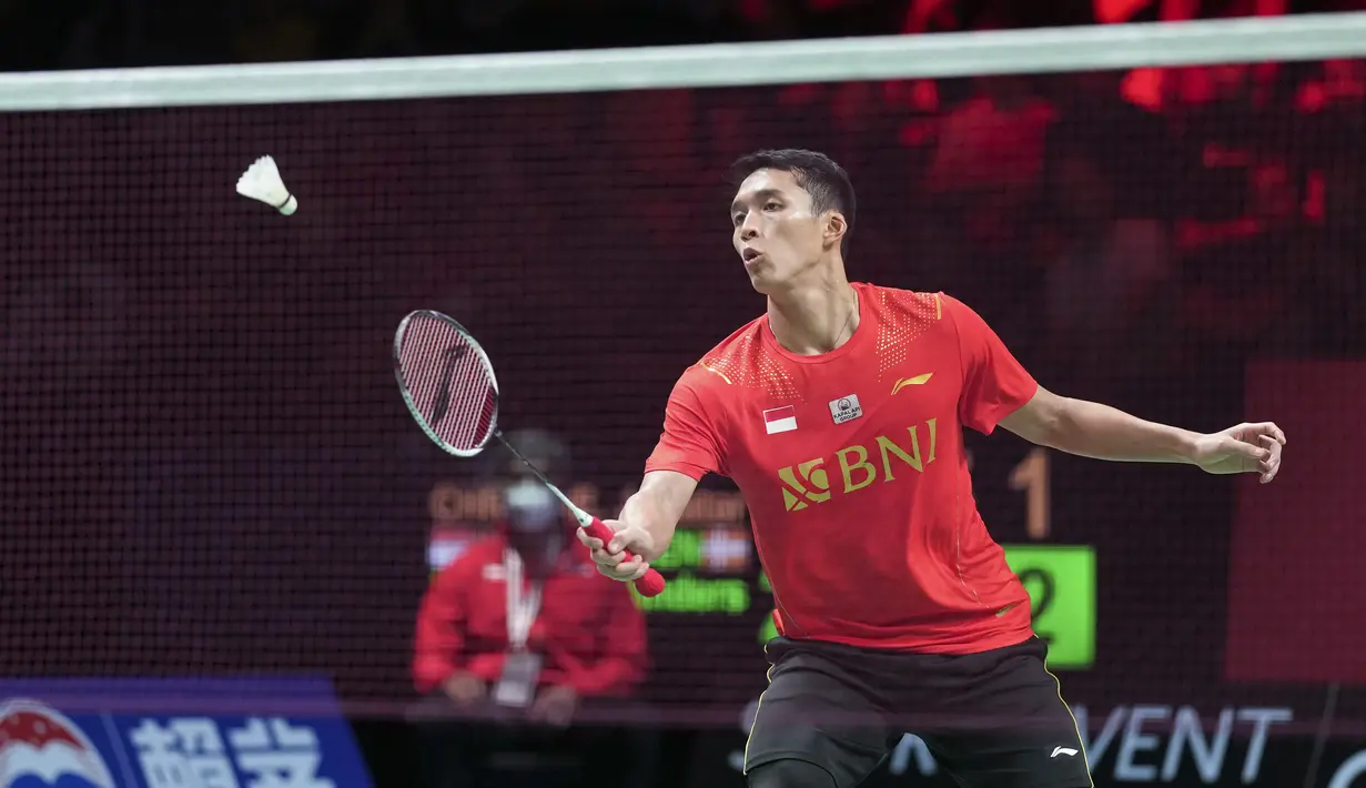 Pebulutangkis tunggal putra Indonesia Jonatan Christie saat bertanding melawan Anders Antonsen (Denmark) pada semifinal final Piala Thomas atau Thomas Cup 2021 di Aarhus, Denmark, 16 Oktober 2021. Jonatan Christie menang 25-23, 15-21, 21-16. (Claus Fisker/Ritzau Scanpix via AP)