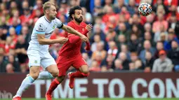 Liverpool semakin percaya diri dan menggencarkan serangan. Gawang Nick Pope kembali terkoyak pada menit ke-24, lewat Mohamed Salah. Sayangnya gol harus dianulir karena Salah terebukti offside dan skor tetap bertahan 1-0 hingga akhir babak pertama. (Foto: AFP/Lindsey Parnaby)