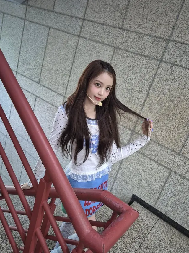 Inspirasi Cheerful Look Ala Carmen H2H (photo by Weverse)