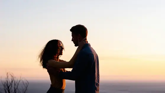 Gaya Komunikasi Pasangan Berdasarkan Zodiak, Siapa yang Paling Romantis?