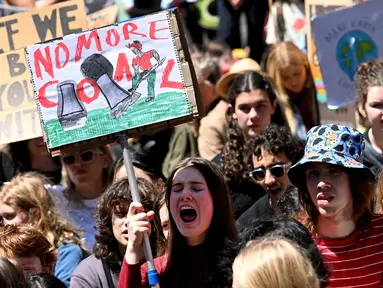 Para siswa sekolah saat melakukan unjuk rasa School Strike for Climate yang menyerukan aksi iklim di Melbourne pada Jumat 17 November 2023. (William WEST/AFP)