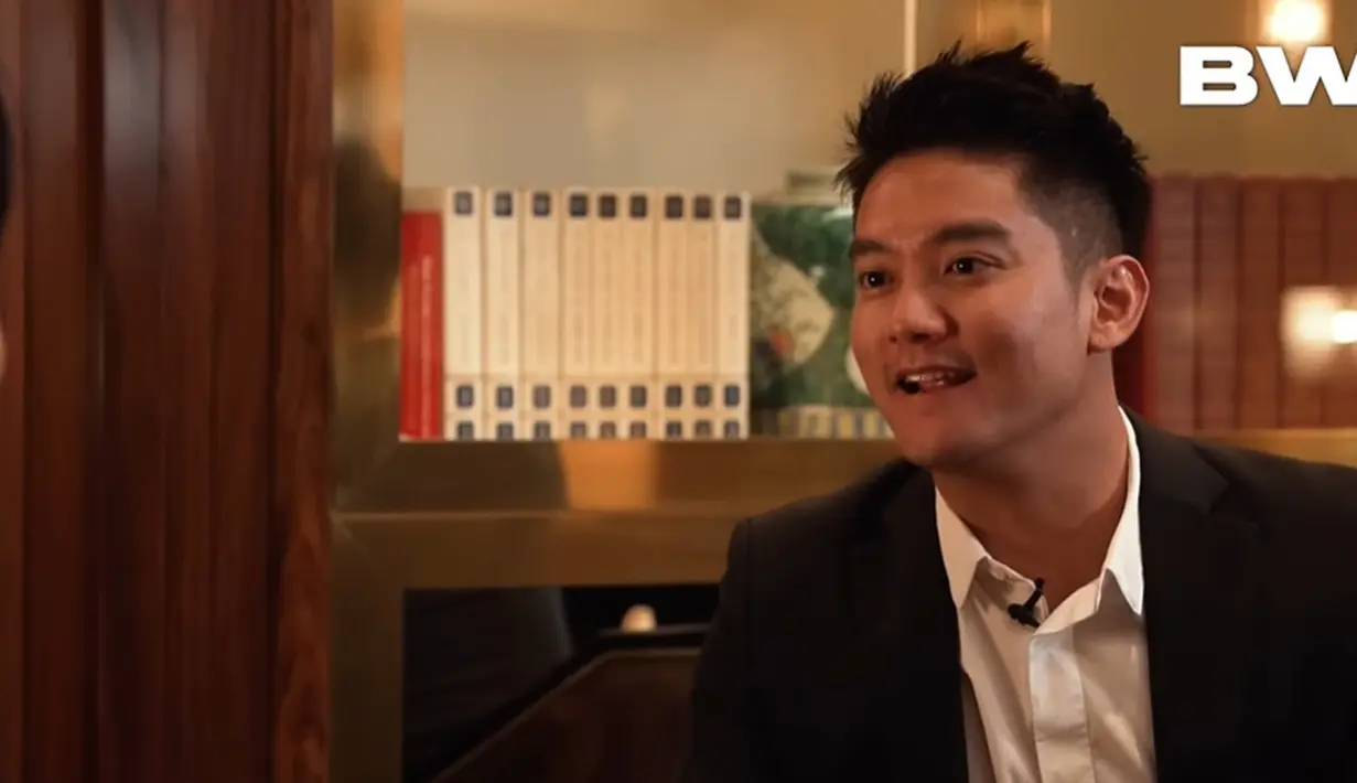 Boy William berkata pada Choi Siwon bahwa banyak sekali warganet yang menyebut mereka berdua mirip. (Foto: YouTube/ BW.)