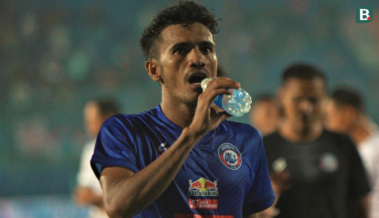 Pemain Arema FC, Alfin Tuasalamony. (Bola.com/Iwan Setiawan)