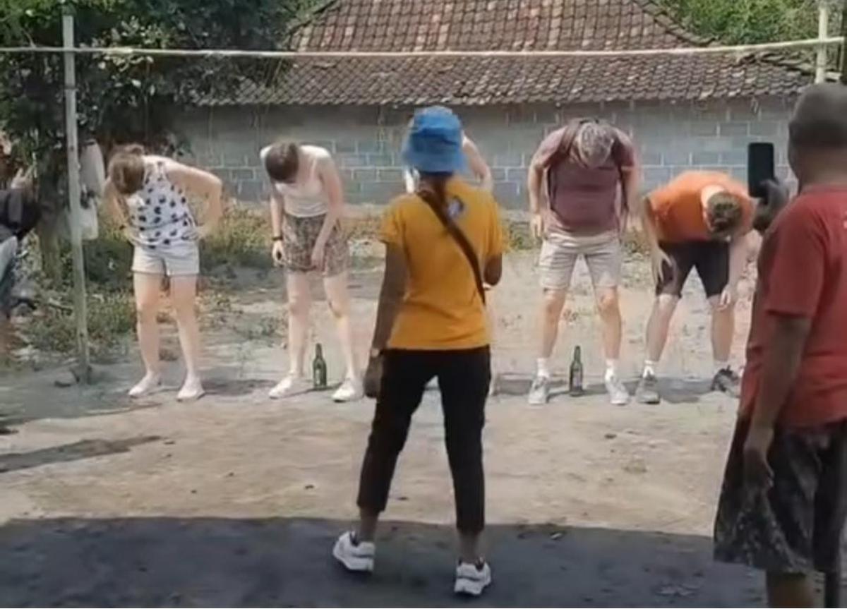 5 Bule inggris ikut lomba 17 agustus