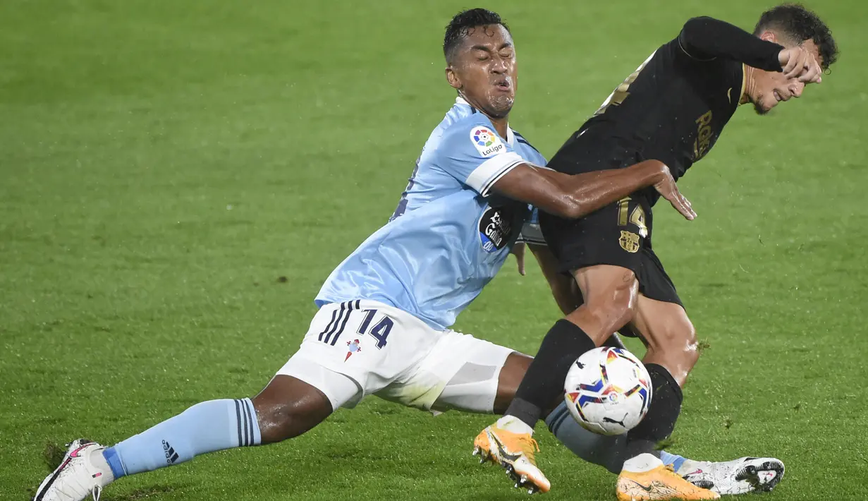 Gelandang Barcelona, Philippe Coutinho, berebut bola dengan gelandang Celta Vigo, Renato Tapia, pada laga lanjutan Liga Spanyol di Stadion Balaidos, Jumat (2/10/2020) dini hari WIB. Barcelona menang 3-0 atas Celta Vigo. (AFP/Miguel Riopa)